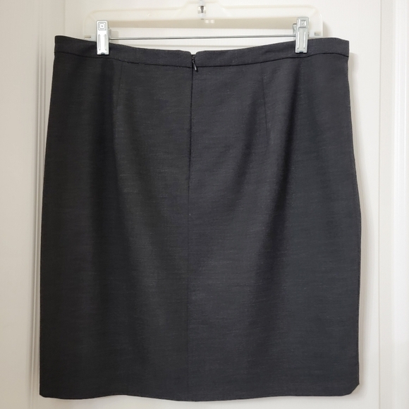 Michael Michael Kors Size 6 Gray Front Slit Mini Skirt, Gently Used Condition - Picture 2 of 12